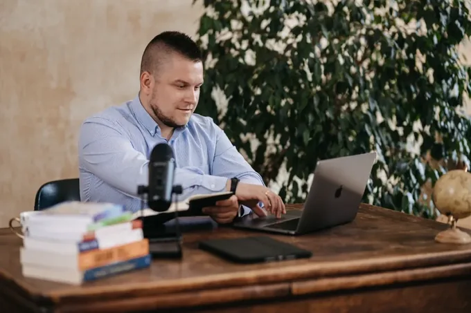 Artur Kaszyński przy pracy